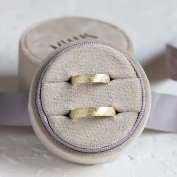 Matte wedding bands with florentine surface CALCOLO Image