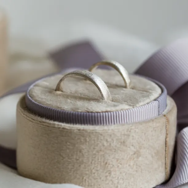 Matte wedding bands with florentine surface CALCOLO Image