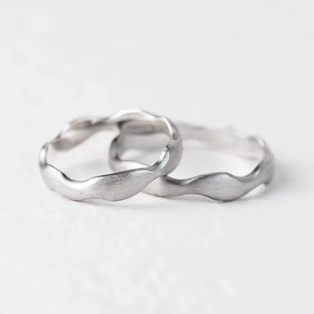 Unusual wedding rings in curved shape GOCCIO Image