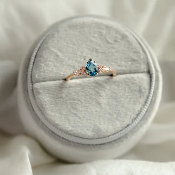 Zlatý prsten s topazem a moissanity ASTROS Image