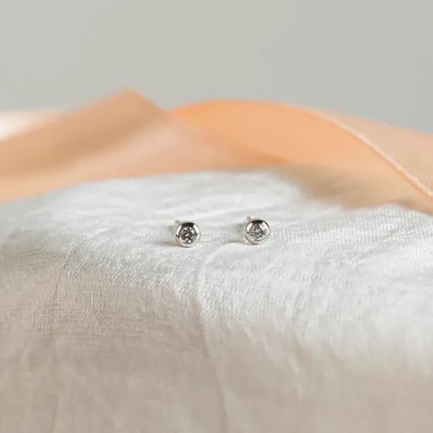 Minimalistické náušnice se salt and pepper diamanty ANISE Image