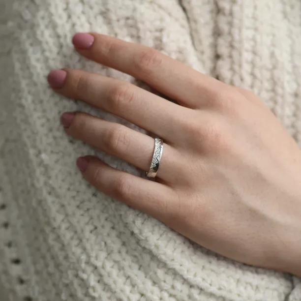 Snubní prsteny s rytinou hor a diamantem HIKE Image