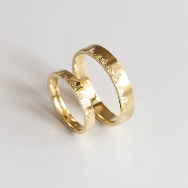 Snubní prsteny s rytinou hor a diamantem HIKE Image