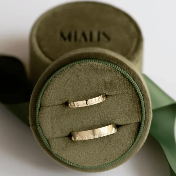 Snubní prsteny s rytinou hor a diamantem HIKE Image