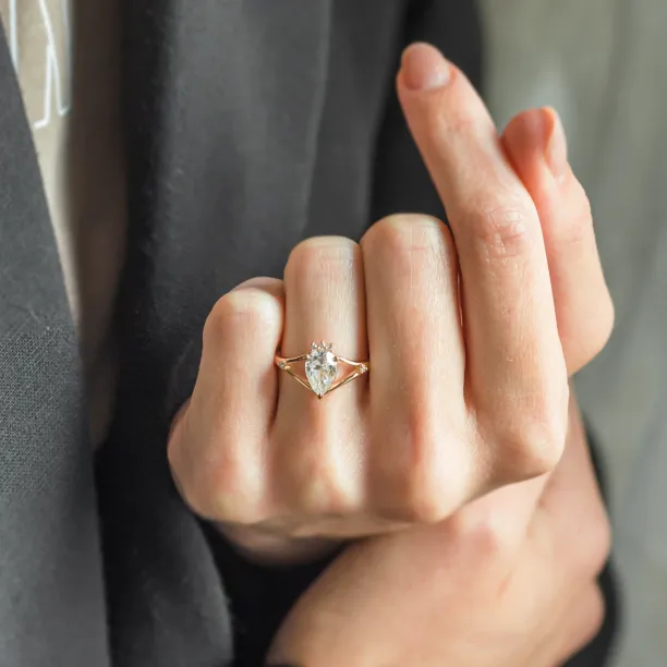 Atypický zlatý prsten s moissanity AMELIA Image