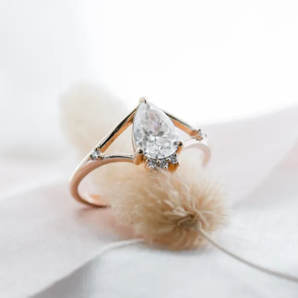 Atypický zlatý prsten s moissanity AMELIA Image