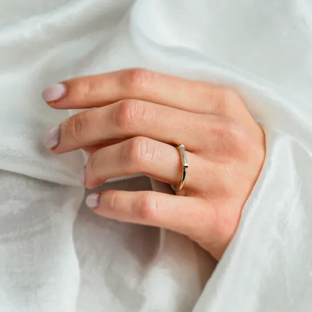 Zlatý prsten s baguette moissanitem v art deco stylu LIA Image