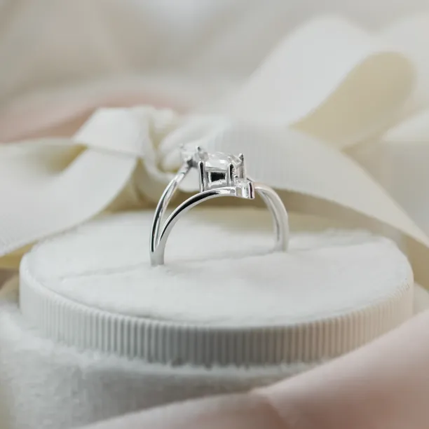 Extravagant split shank ring with moissanites ELOISE Image