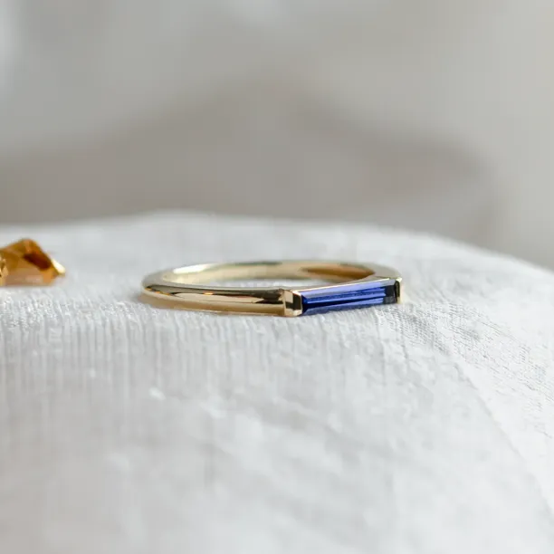 Gold ring with laboratory sapphire in baguette shape CYNTHIA Image