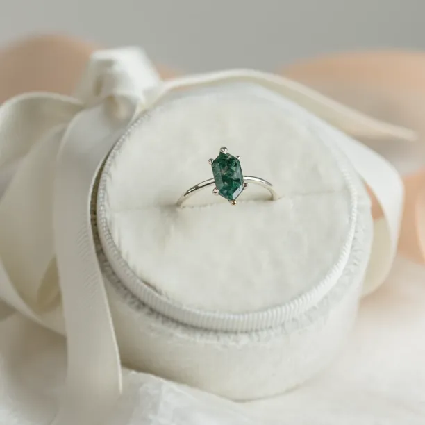 Zlatý prsten s hexagon mechovým achátem BENIE Image