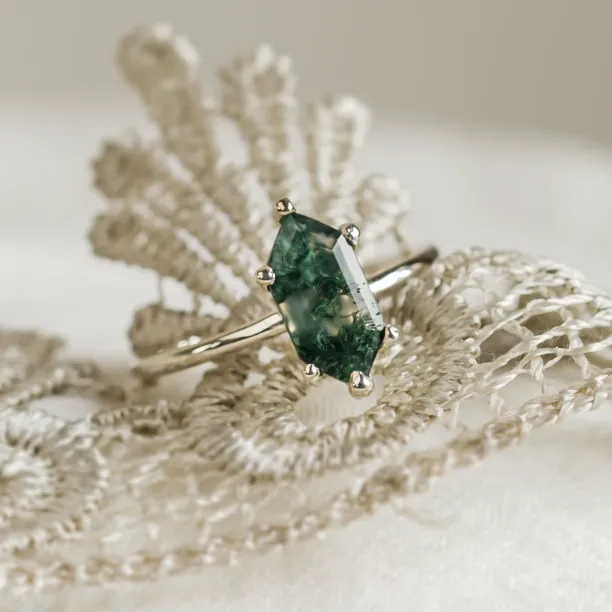 Zlatý prsten s hexagon mechovým achátem BENIE Image