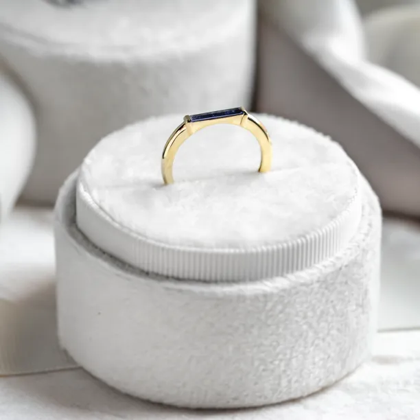 Gold ring with laboratory sapphire in baguette shape CYNTHIA Image