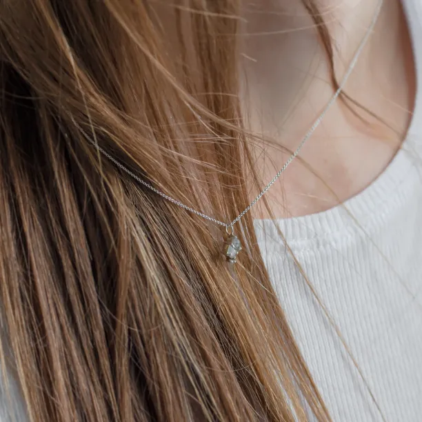 Minimalistický cluster náhrdelník se salt and pepper diamanty MANILA Image