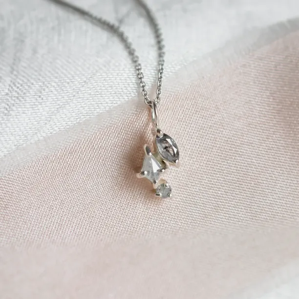 Minimalistický cluster náhrdelník se salt and pepper diamanty MANILA Image