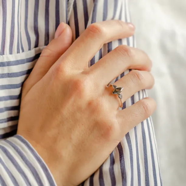 Netradiční zásnubní prsten ve vintage stylu se salt and pepper diamanty RHEA Image