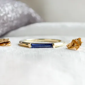 Gold ring with laboratory sapphire in baguette shape CYNTHIA
