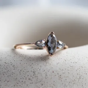 Netradiční zásnubní prsten ve vintage stylu se salt and pepper diamanty RHEA Thumbnail