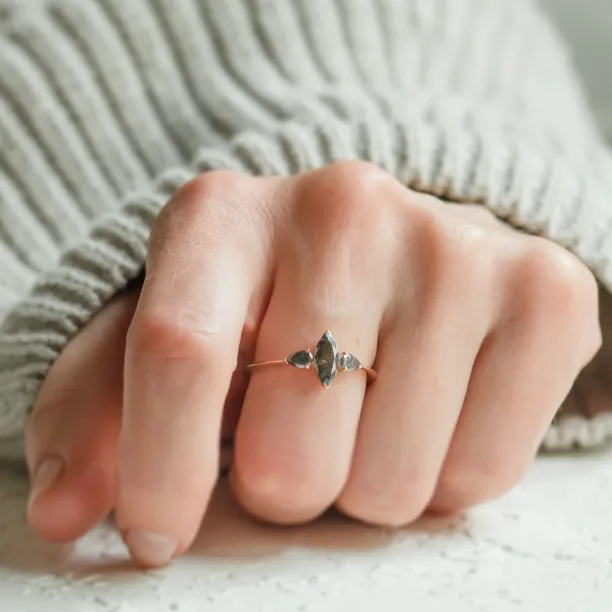 Netradiční zásnubní prsten ve vintage stylu se salt and pepper diamanty RHEA Image