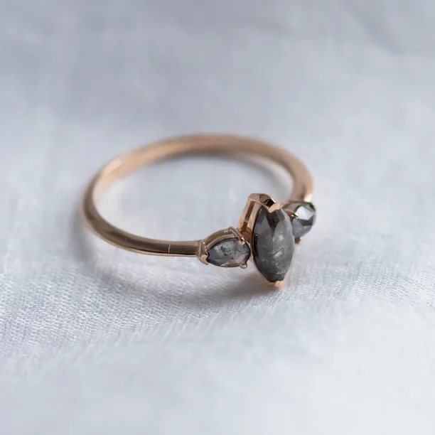 Netradiční zásnubní prsten ve vintage stylu se salt and pepper diamanty RHEA Image