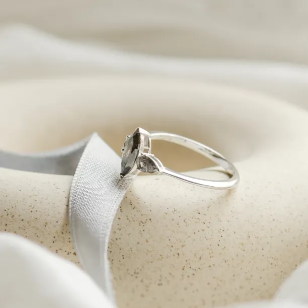 Netradiční zásnubní prsten ve vintage stylu se salt and pepper diamanty RHEA Image