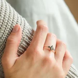 Netradiční zásnubní prsten ve vintage stylu se salt and pepper diamanty RHEA Thumbnail