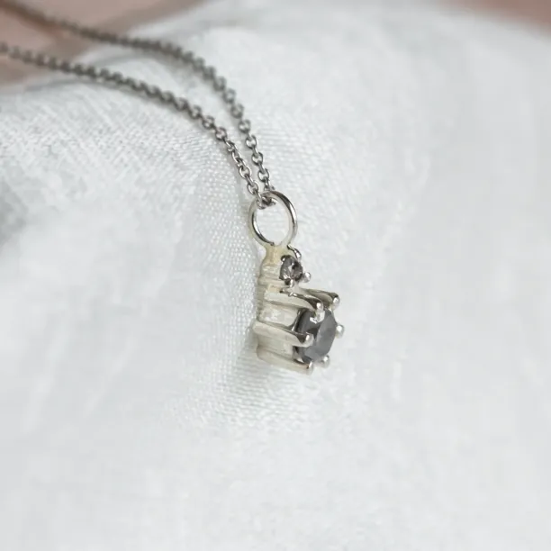 Minimalistický náhrdelník se salt and pepper diamanty GREG Image