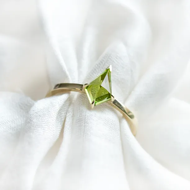Gold ring with kite peridot PATRICE Image