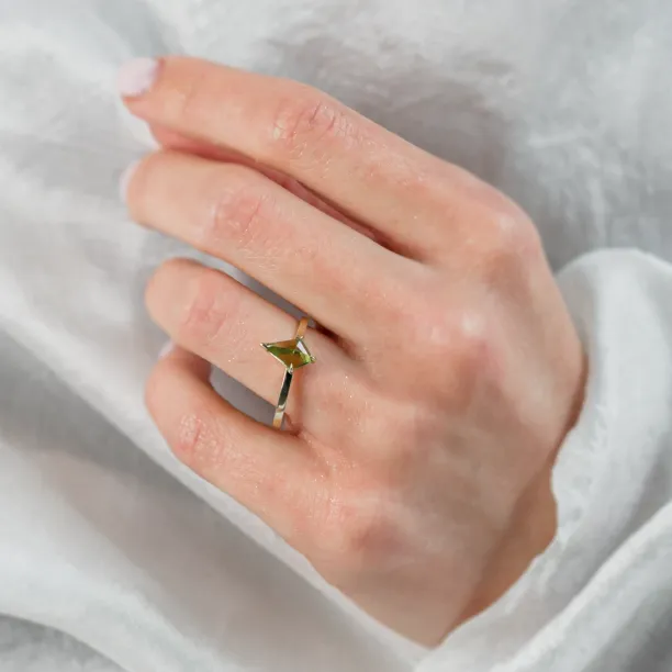 Gold ring with kite peridot PATRICE Image