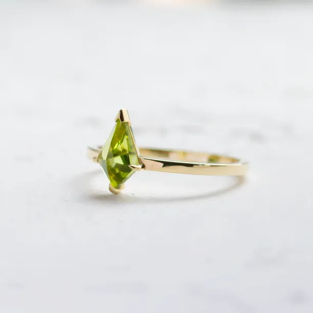 Gold ring with kite peridot PATRICE Image