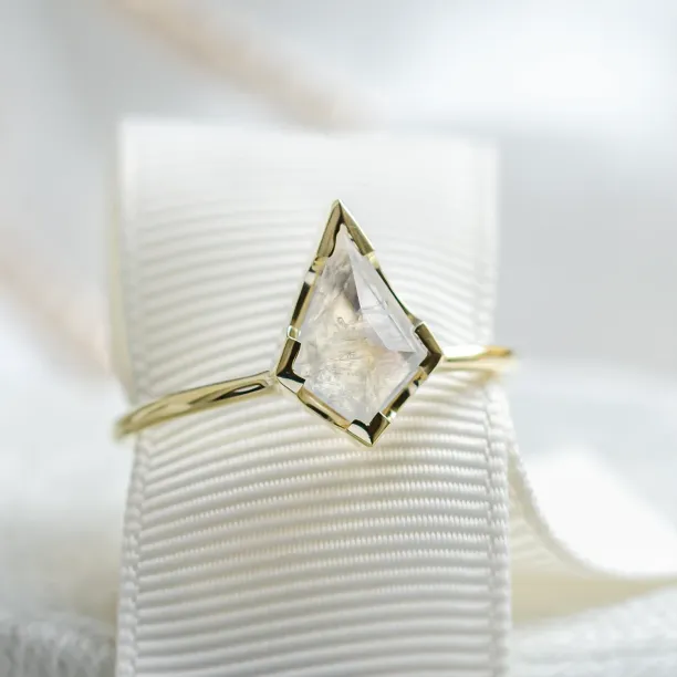 Zlatý prsten s kite měsíčním kamenem RACQUET Image