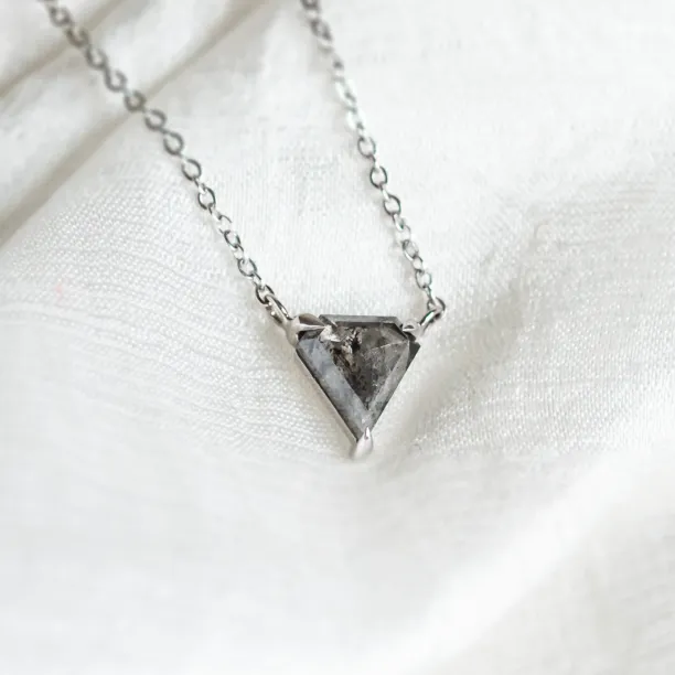 Zlatý náhrdelník se superman salt and pepper diamantem CANBERRA Image