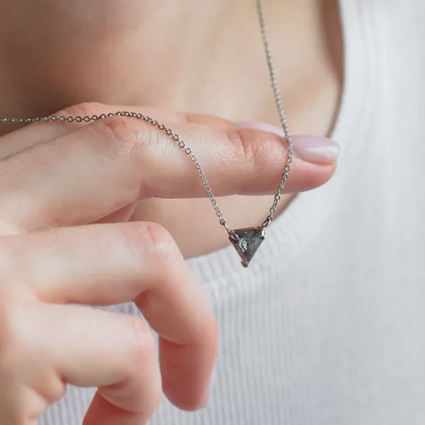 Zlatý náhrdelník se superman salt and pepper diamantem CANBERRA Image