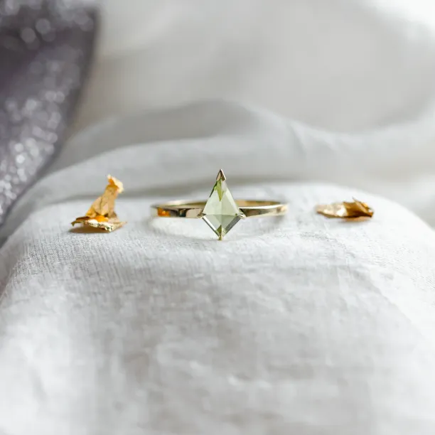 Gold ring with kite peridot PATRICE Image