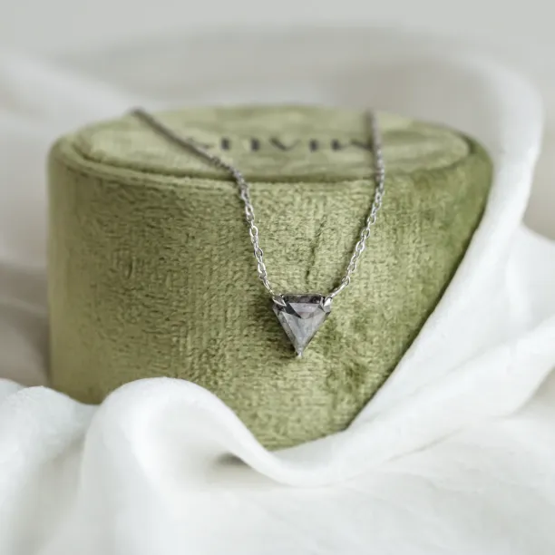 Zlatý náhrdelník se superman salt and pepper diamantem CANBERRA Image