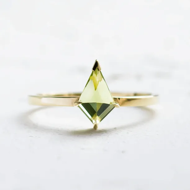 Gold ring with kite peridot PATRICE Image