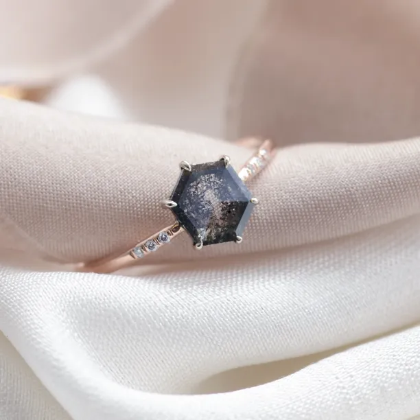 Zlatý prsten s hexagon salt and pepper diamantem REVEL Image