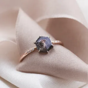 Zlatý prsten s hexagon salt and pepper diamantem REVEL Thumbnail