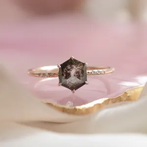 Zlatý prsten s hexagon salt and pepper diamantem REVEL Thumbnail