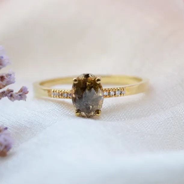 Zlatý prsten s oválným salt  and pepper diamantem BROOKE Image