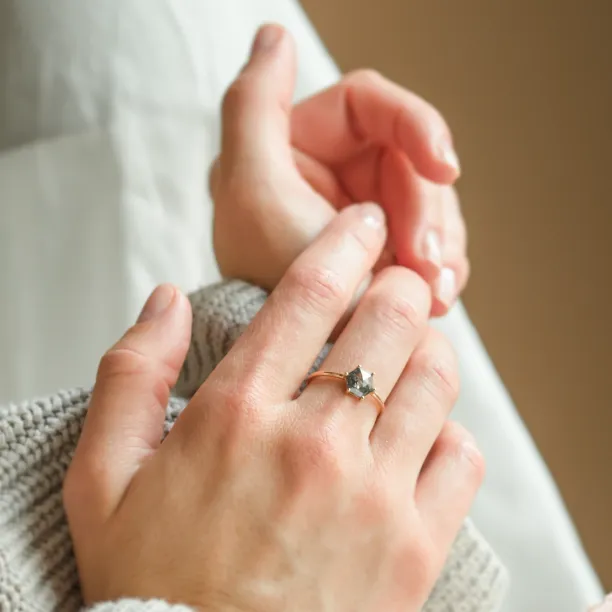 Minimalistický prsten s hexagon salt and pepper diamantem SIXTA Image