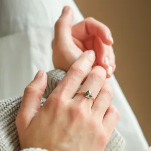 Minimalistický prsten s hexagon salt and pepper diamantem SIXTA Thumbnail