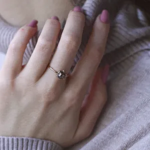 Minimalistický prsten s hexagon salt and pepper diamantem SIXTA Thumbnail