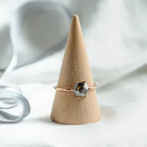 Minimalistický prsten s hexagon salt and pepper diamantem SIXTA Thumbnail