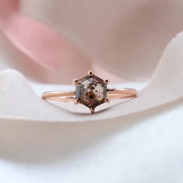 Minimalistický prsten s hexagon salt and pepper diamantem SIXTA Image