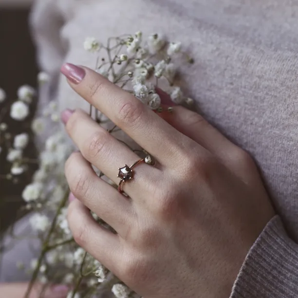 Minimalistický prsten s hexagon salt and pepper diamantem SIXTA Image