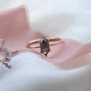 Zlatý prsten s hexagon salt and pepper diamantem SIA Thumbnail