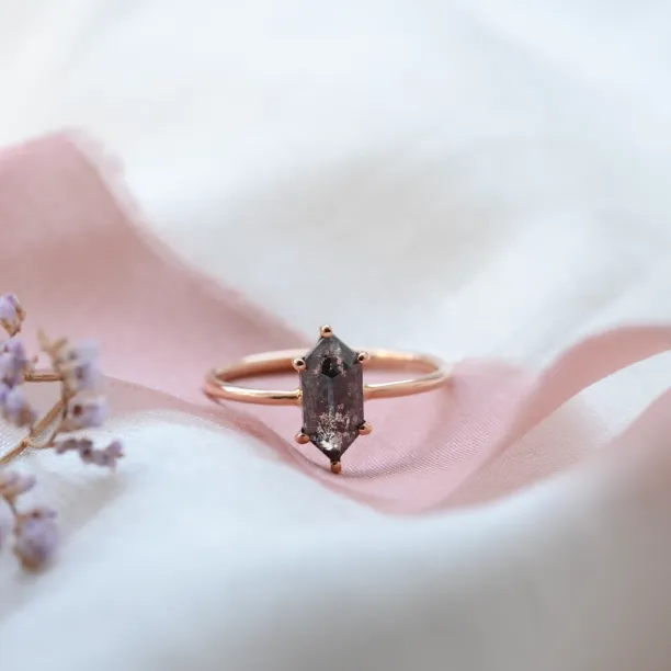 Zlatý prsten s hexagon salt and pepper diamantem SIA Image