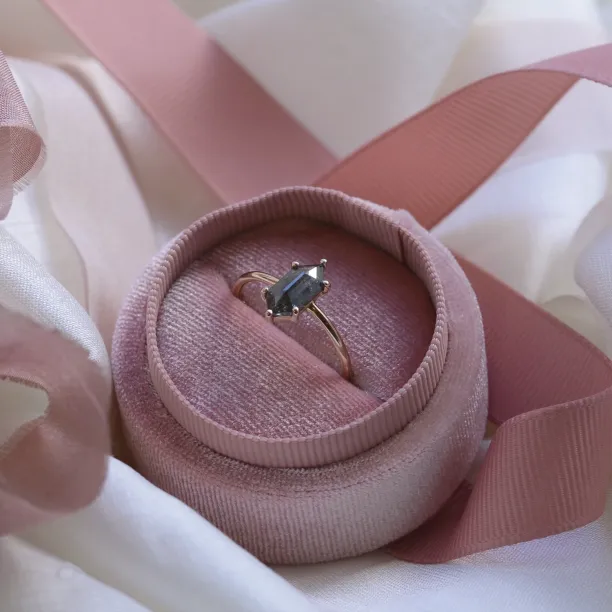 Zlatý prsten s hexagon salt and pepper diamantem SIA Image