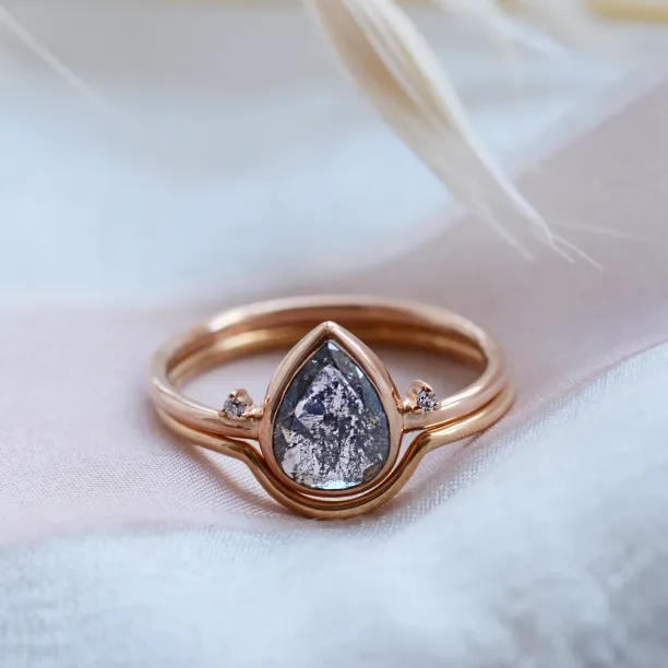 Gold engagement set with pear salt and pepper diamond MEGGIE Image