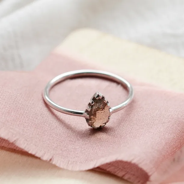 Unikátní zlatý prsten s pear salt and pepper diamantem BEX Image